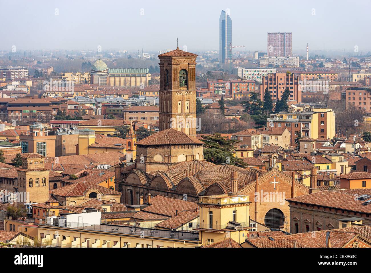 Il paesaggio urbano del centro di Bologna visto dal campanile della Cattedrale Metropolitana di San Pietro con la Basilica di San Giacomo maggiore. Foto Stock