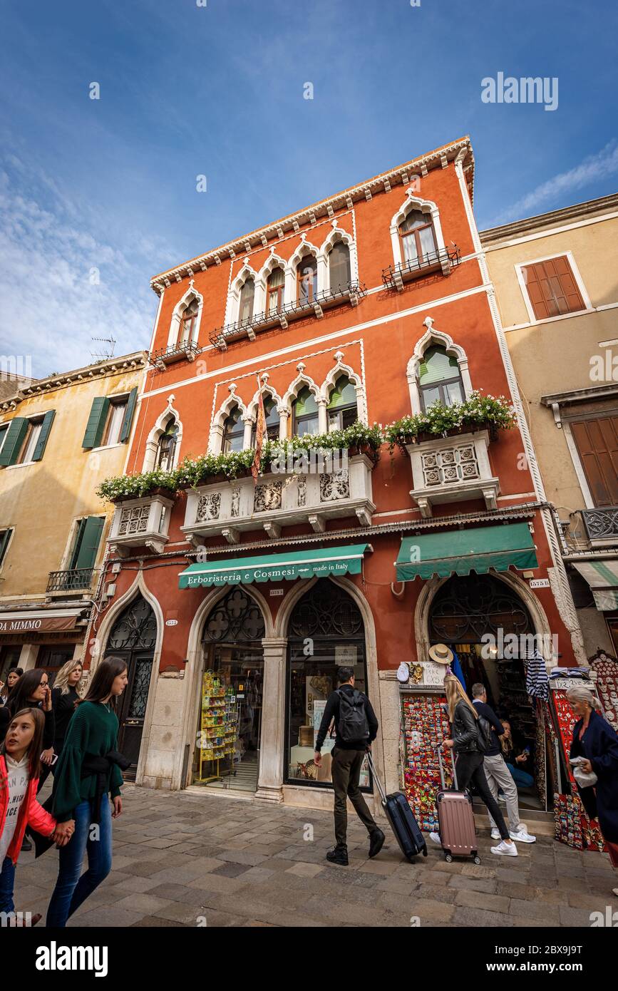 Venezia, antica casa con belle finestre, balconi in marmo e negozi di souvenir, Rio Tera San Leonardo, Cannaregio, Veneto, Italia, Europa Foto Stock