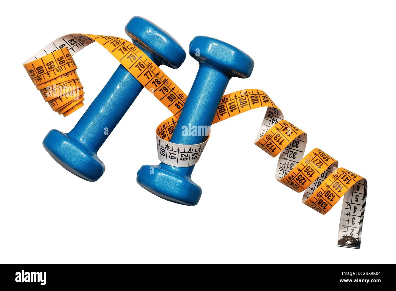 Due piccoli manubri blu per donne, per l'allenamento o il fitness, pesi liberi e una metro a nastro arancione. Isolato su sfondo bianco Foto Stock