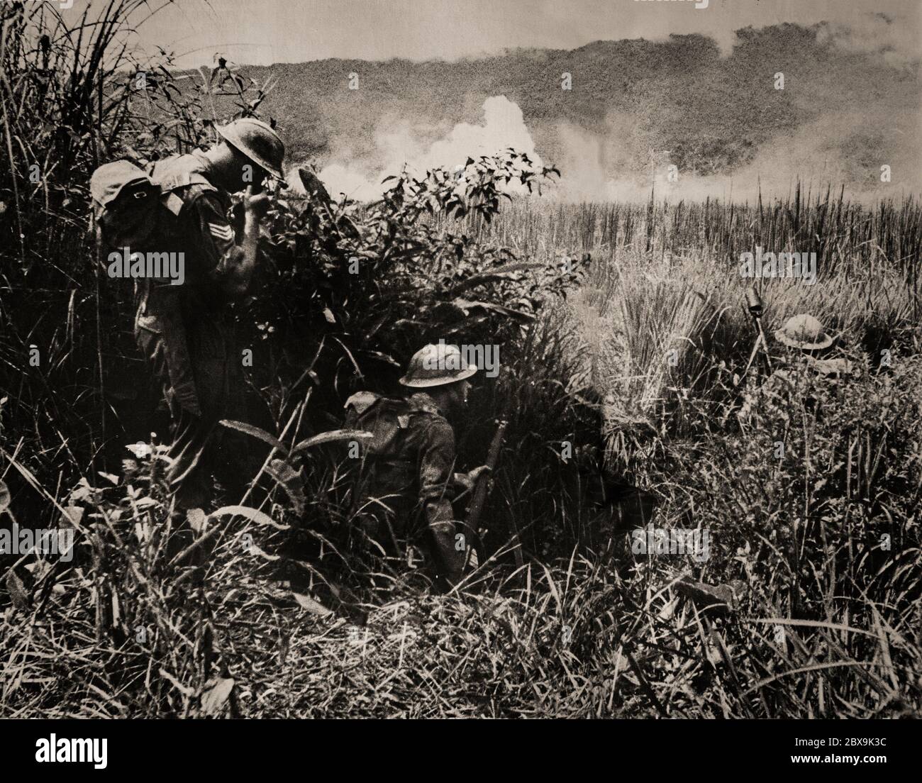 I fantimi britannici lanciano bombe di mortaio durante la battaglia di Imphal nella regione intorno alla città di Imphal, la capitale dello stato di Manipur nel nord-est dell'India da marzo a luglio 1944. Gli eserciti giapponesi tentarono di distruggere le forze alleate di Imphal e invadono l'India, ma furono riconduruti in Birmania con pesanti perdite. Foto Stock