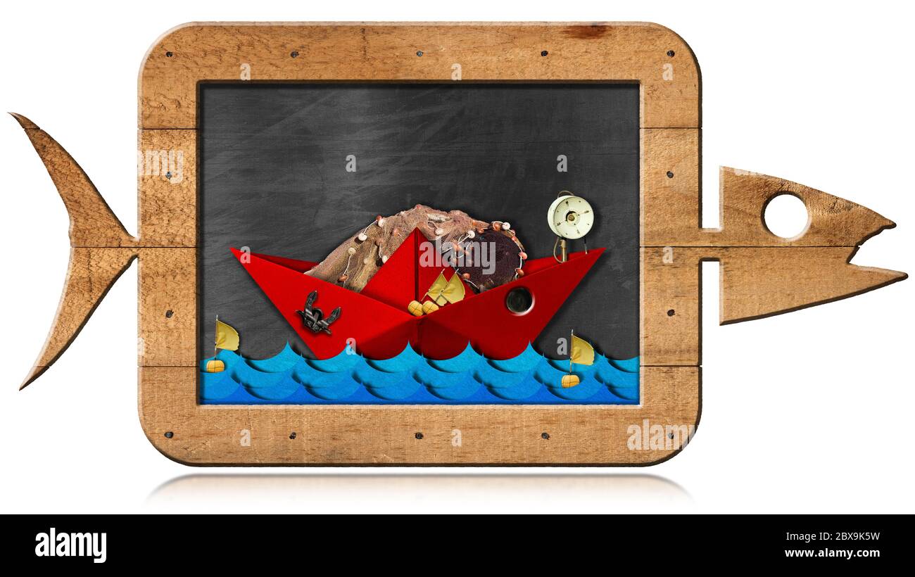 Lavagna con struttura in legno a forma di pesce con una barca da pesca  rossa, onde blu e spazio copia. Isolato su sfondo bianco Foto stock - Alamy