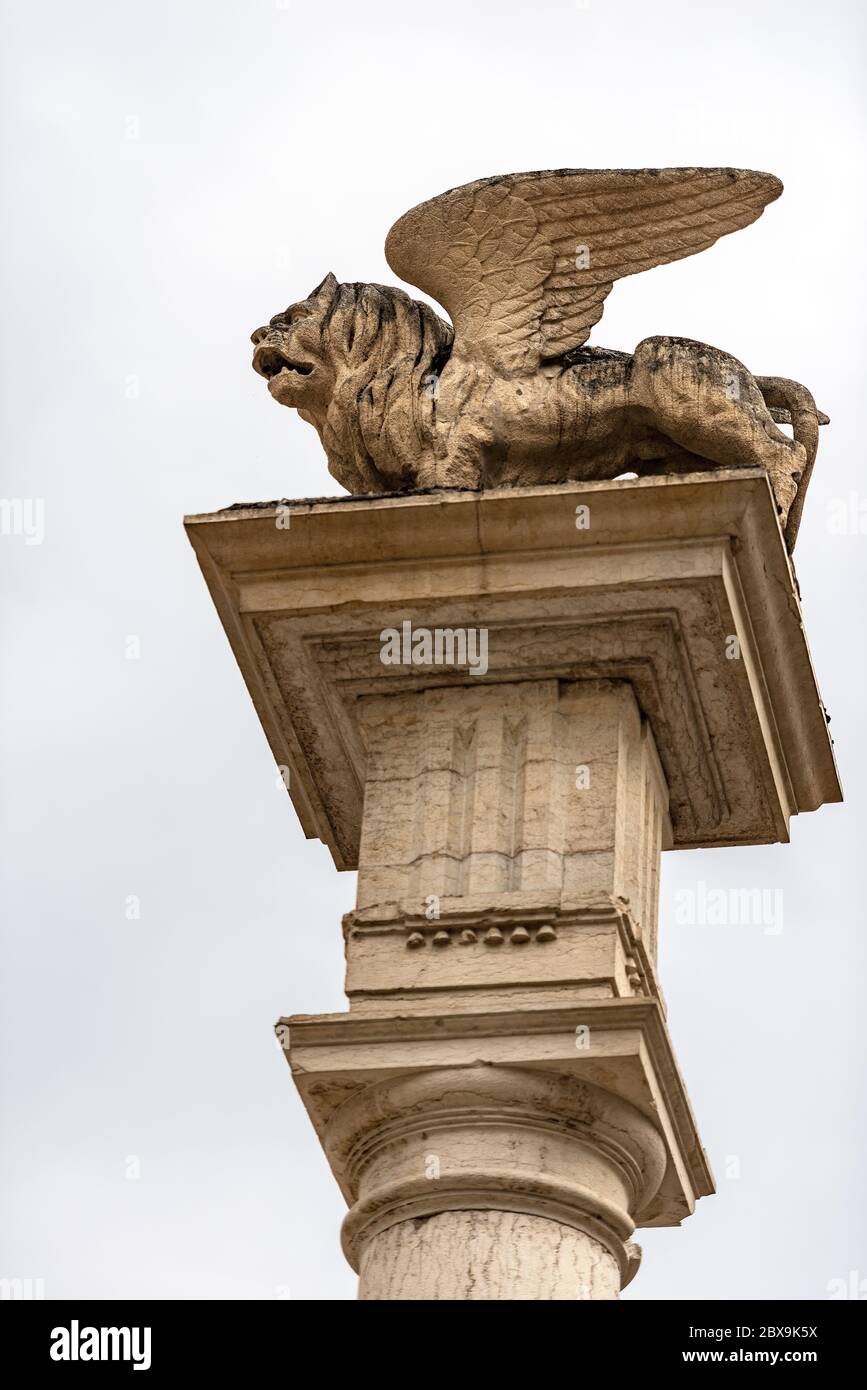 Leone alato di San Marco (Leone di San Marco) in cima ad una colonna,  simbolo della Repubblica Veneta. Via del Vallo, Fellano, provincia di  Belluno, Veneto Foto stock - Alamy