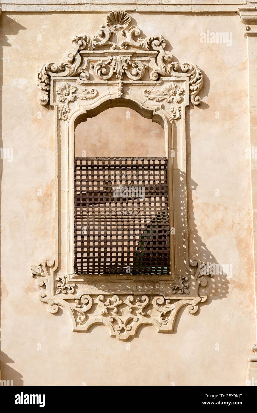 Primo piano di un'antica finestra con decorazioni barocche a noto, isola di  Sicilia, Italia, Europa Foto stock - Alamy