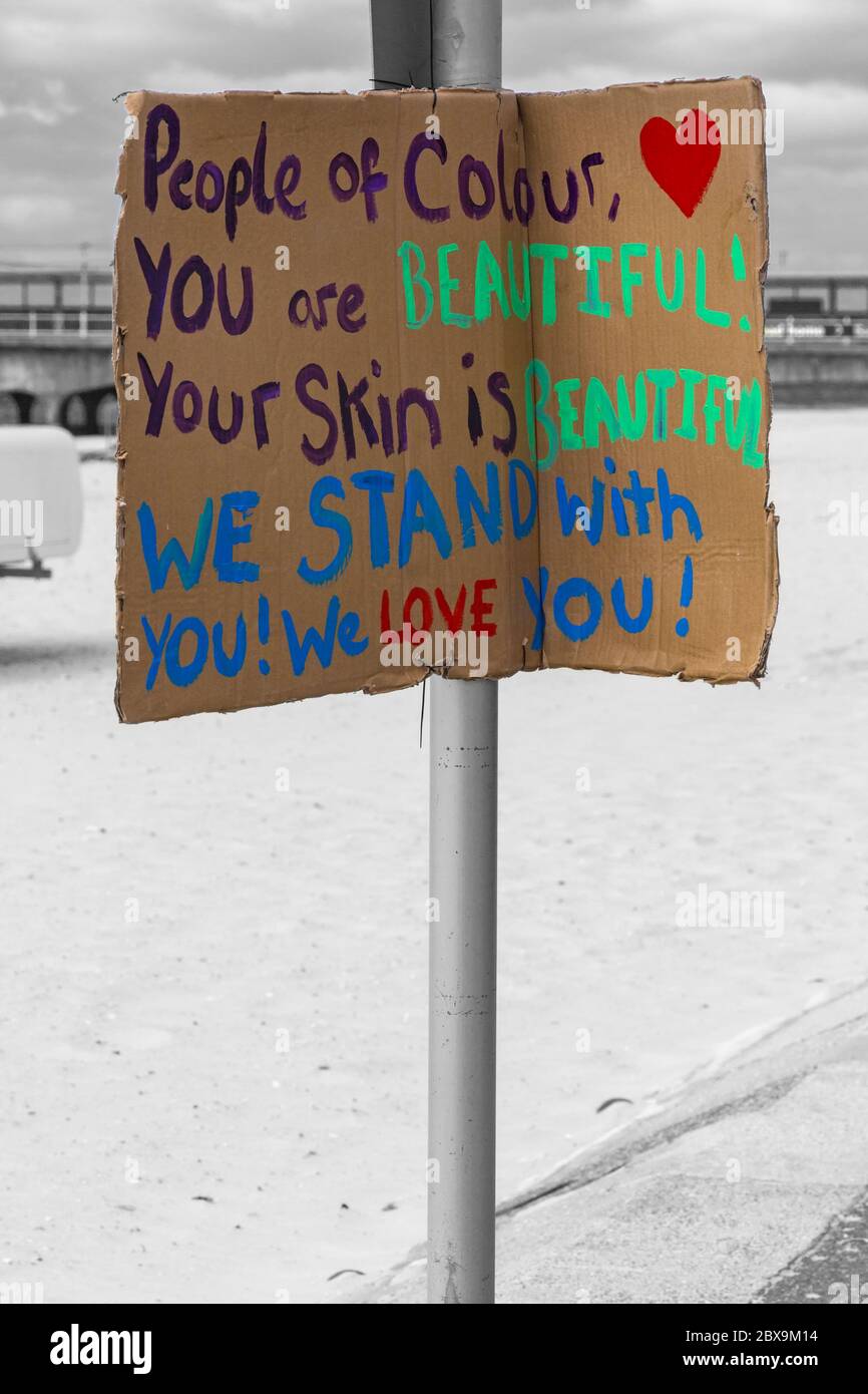 Persone di colore sei bella la tua pelle è bella siamo con voi ci piace segno per Black Lives materia anti razzismo protesta a Bournemouth Foto Stock