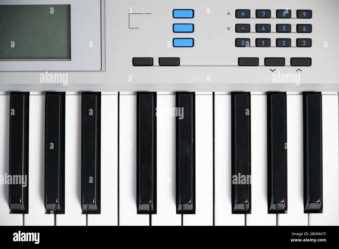 Tasti e pannello di controllo del sintetizzatore musicale Foto Stock