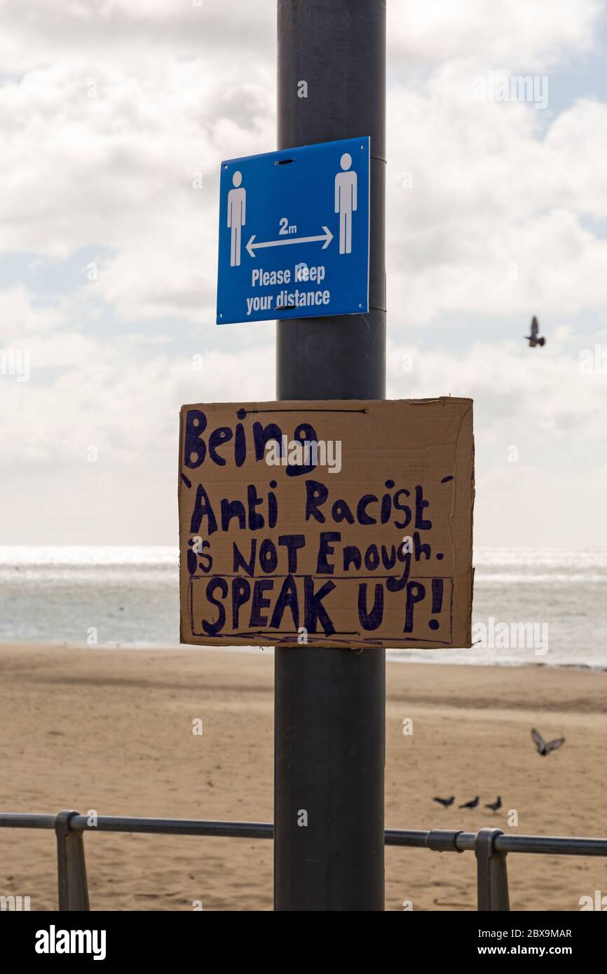 Essere antirazzista non basta. Speak Up Sign for Black Lives Matter anti razzismo protesta a Bournemouth, Dorset UK nel mese di giugno Foto Stock