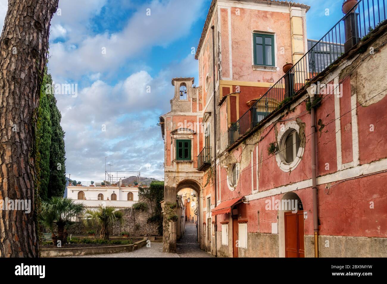 Antico edificio rosso nel centro storico di Ravello, Costiera Amalfitana, Campania, Napoli, Italia. Foto di alta qualità Foto Stock
