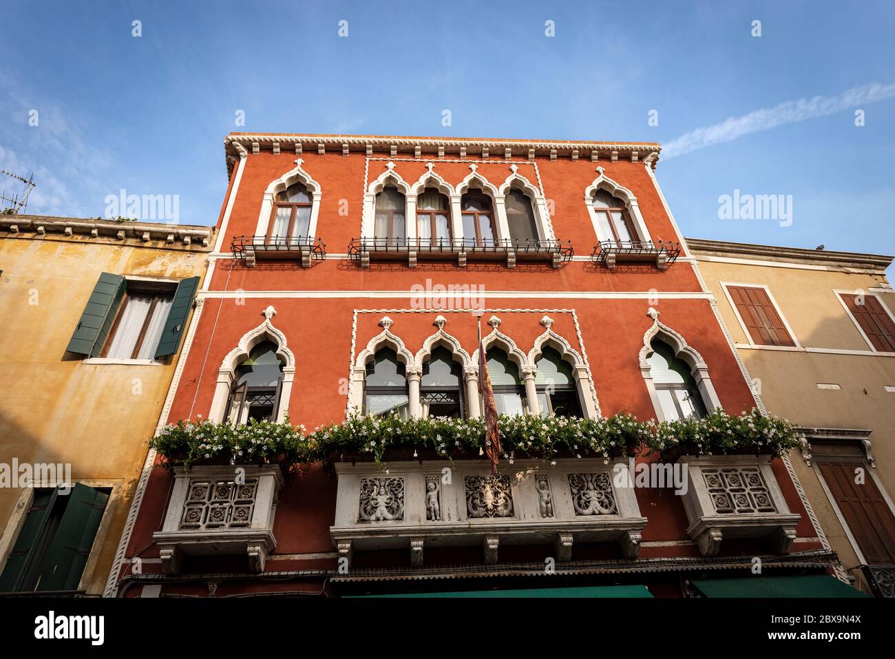 Centro di Venezia, primo piano di un'antica casa con finestre e balconi. Sito patrimonio dell'umanità dell'UNESCO, Veneto, Italia, Europa Foto Stock