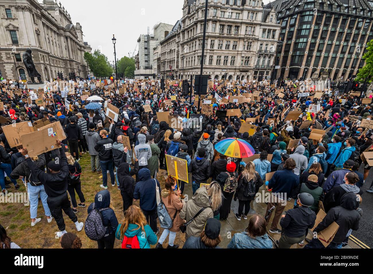 Londra, Regno Unito. 06 giugno 2020. I manifestanti rispondono alla morte di George Floyd, a Minneapolis la scorsa settimana, riunirsi in Piazza del Parlamento nell'ambito di una giornata di azione contro la discriminazione. L'afroamericano di 46 anni è stato girato come un ufficiale bianco della polizia inginocchiato sul collo per quasi nove minuti. Il "blocco" dei morti continua per l'epidemia di Coronavirus (Covid 19) a Londra. Credit: Guy Bell/Alamy Live News Foto Stock