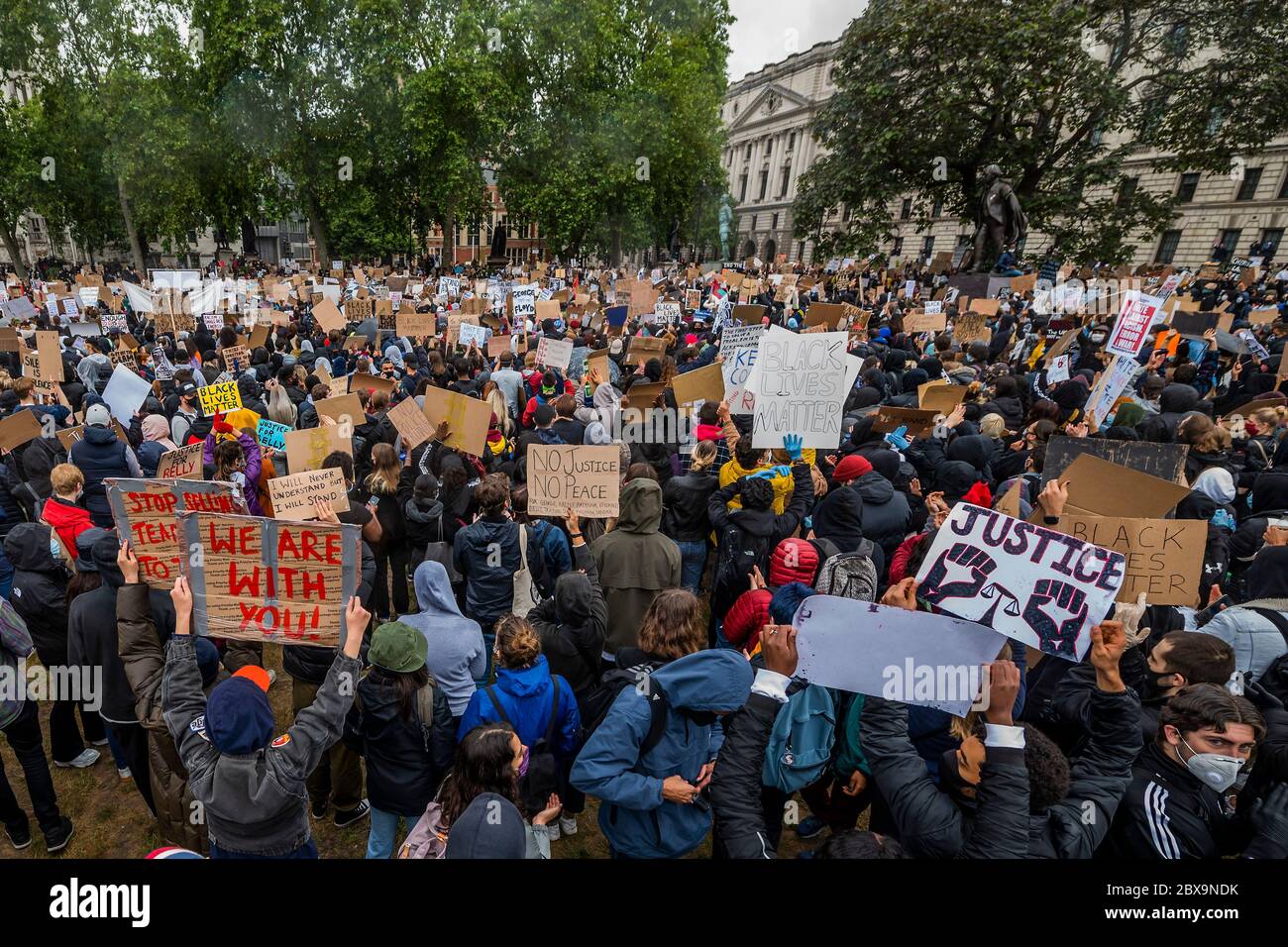 Londra, Regno Unito. 06 giugno 2020. I manifestanti rispondono alla morte di George Floyd, a Minneapolis la scorsa settimana, riunirsi in Piazza del Parlamento nell'ambito di una giornata di azione contro la discriminazione. L'afroamericano di 46 anni è stato girato come un ufficiale bianco della polizia inginocchiato sul collo per quasi nove minuti. Il "blocco" dei morti continua per l'epidemia di Coronavirus (Covid 19) a Londra. Credit: Guy Bell/Alamy Live News Foto Stock