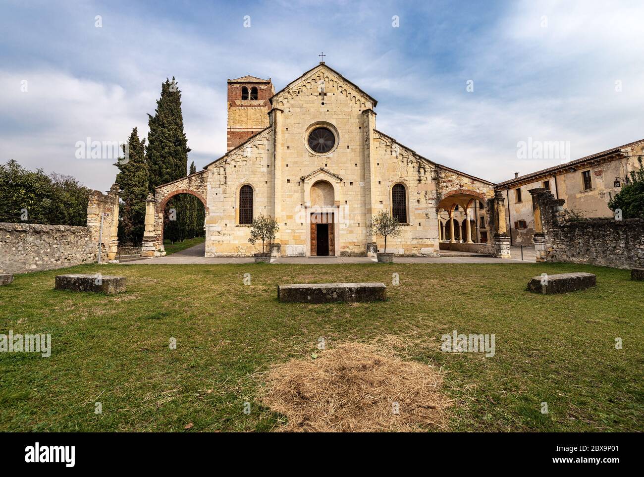 Chiesa parrocchiale di San Floriano in stile romanico (XII - XVIII sec.), San Pietro in Cariano nei pressi di Verona, Valpolicella, Veneto, Italia, Europa Foto Stock