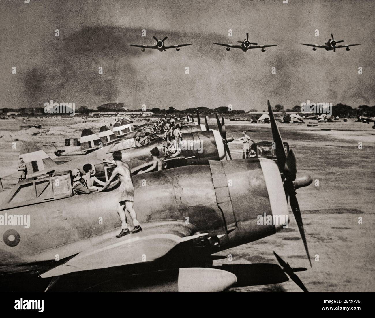 I combattenti Thunderbolt P-47 in una base RAF in Birmania decolgono per far esplodere l'esercito giapponese in ritirata durante la campagna birmana del 1945. Thunderbolt è stato efficace come combattente di scorta di breve e medio raggio in combattimento aereo e attacco a terra ad alta quota sia nei teatri europei che nel Pacifico. Foto Stock