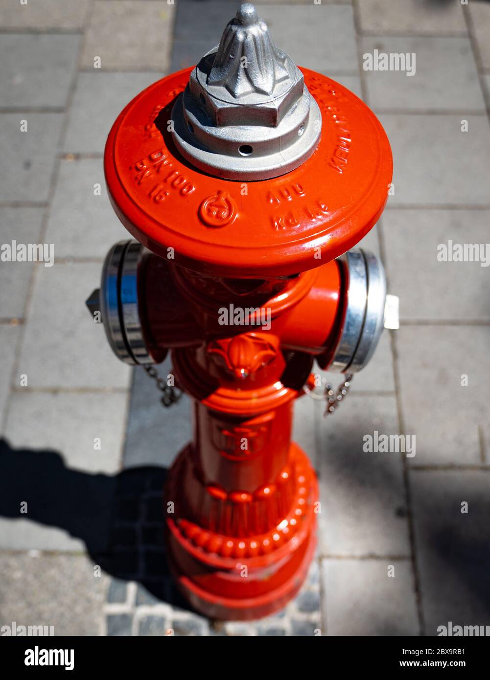 Idrante rosso su un passaggio pedonale Foto Stock