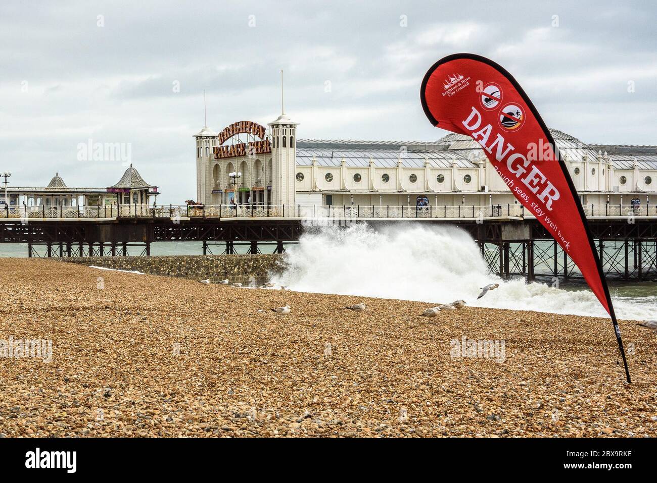 Brighton, East Sussex, Regno Unito 6 giugno 2020. Le bandiere di avvertimento sono in su mentre i venti forti mantengono i visitatori dalla spiaggia vicino al molo di Brighton questo fine settimana. Credit: Julia Claxton/Alamy Live News Foto Stock