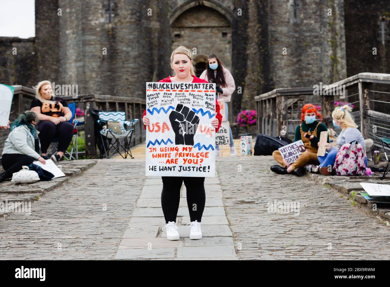 Caerphilly, Galles, Regno Unito. 06 giugno 2020. Le vite nere contano la protesta fuori del castello di Caerphilly. Galles, Regno Unito. 6 Giugno 2020. Credit: Tracey Paddison/Alamy Live News Foto Stock