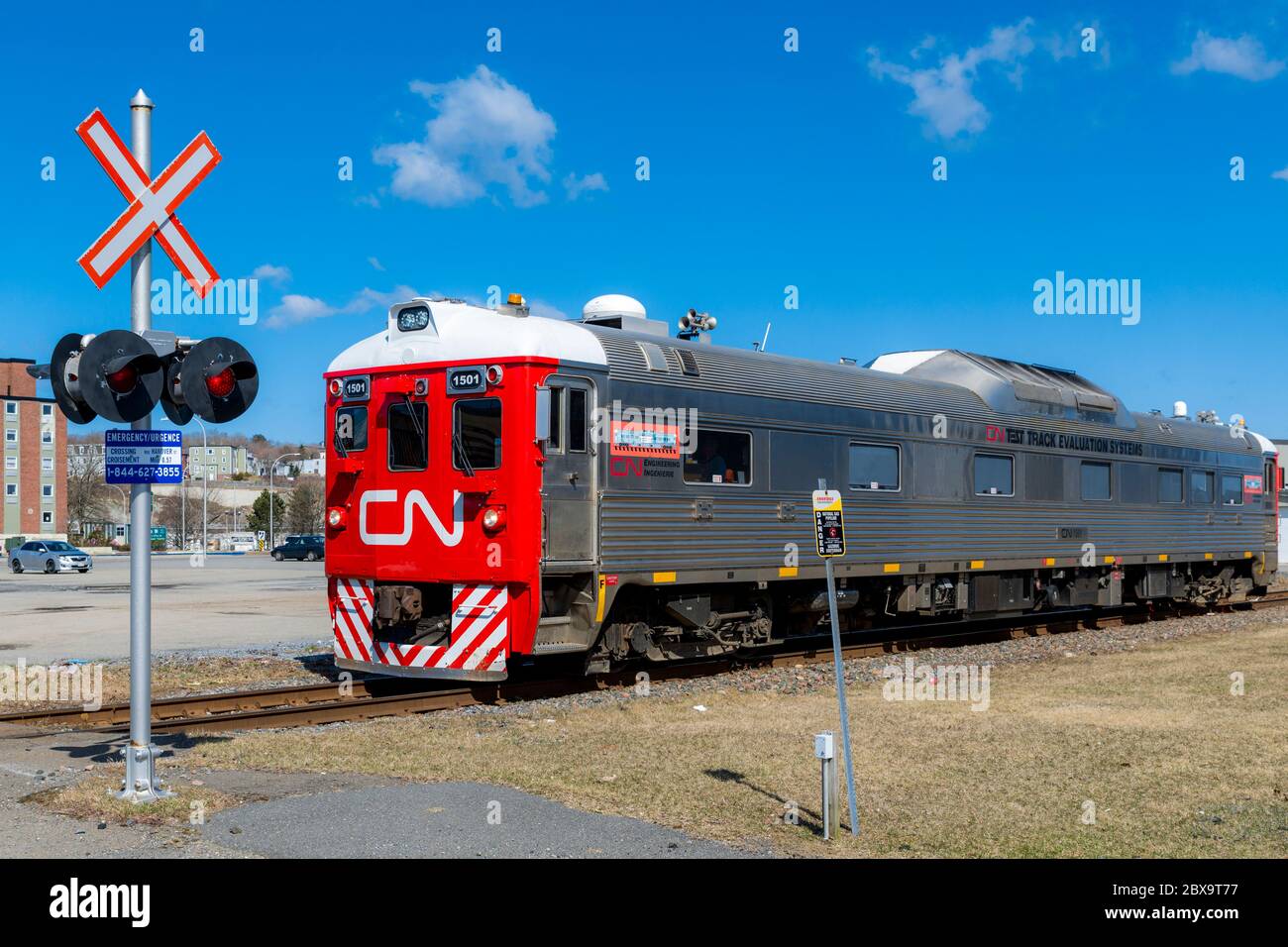 Saint John, New Brunswick, Canada - 24 aprile 2018: Un treno di prova per l'ingegneria della CN Rain viaggia lungo le rotaie, prendendo misure. Foto Stock