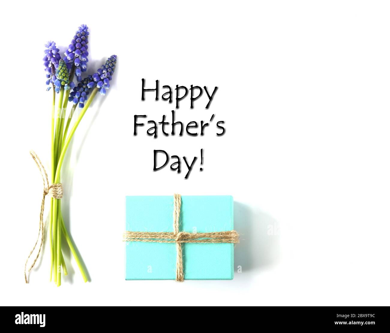 Massaggio giornata Happy Father con confezione regalo confezionata a mano e fiori blu Foto Stock