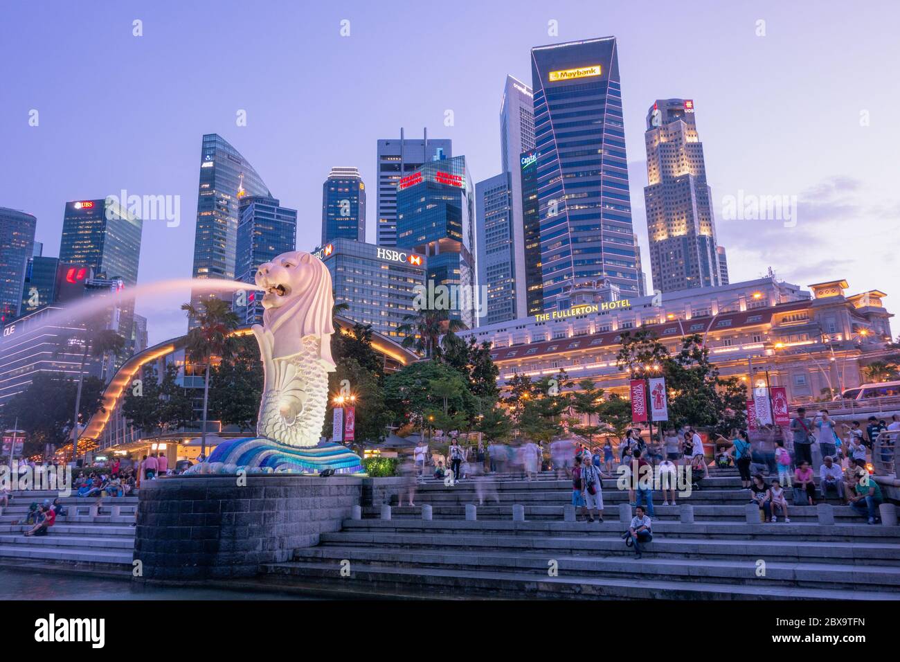 Vista notturna del Merlion Park con fontana Merlion e skyline del centro finanziario sullo sfondo. Centro di Core. Marina Bay. Singapore Foto Stock