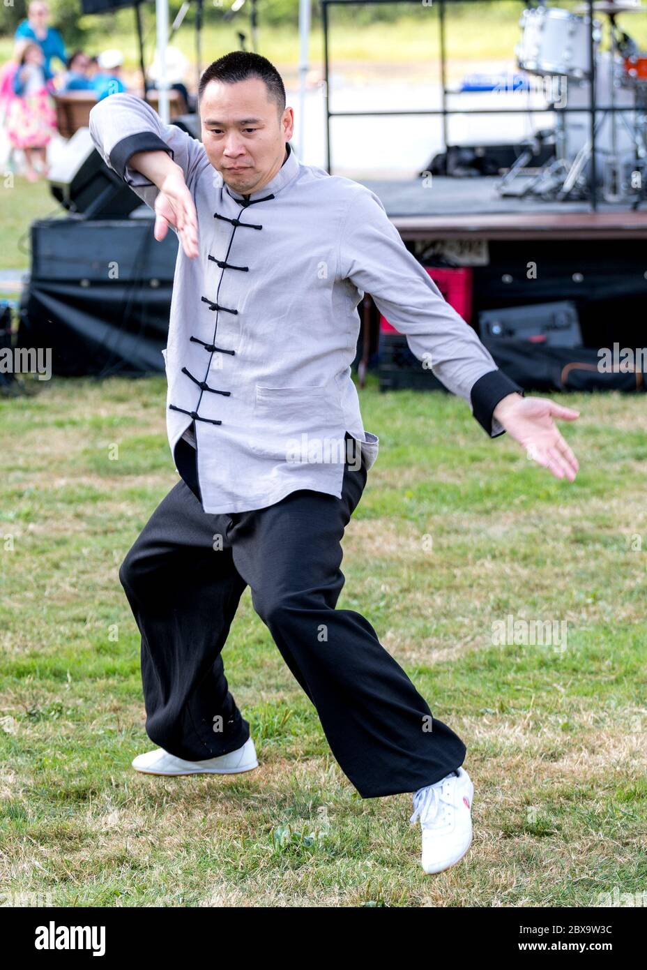 Saint John, New Brunswick, Canada - 26 agosto 2017: Eventi al Dragon Boat Festival. Un uomo asiatico dimostra il "chi" del Tai. Foto Stock