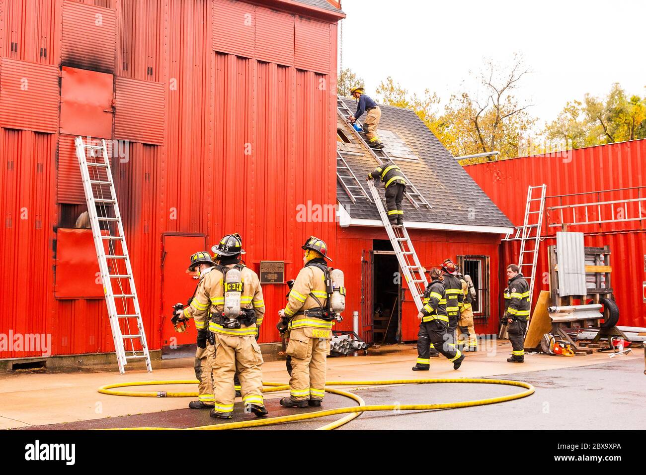 Addestramento dei vigili del fuoco al centro di addestramento del reparto di vigili del fuoco di Worcester. Foto Stock