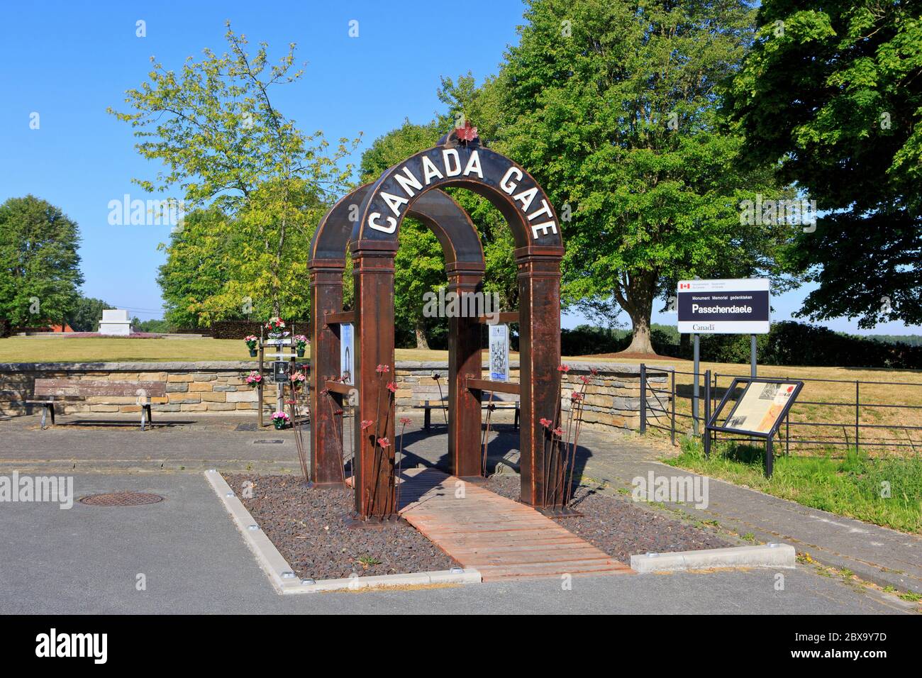 Il Canada Gate al memoriale canadese Passchendaele (Crest Farm) per le azioni del corpo canadese a Passchendaele durante la prima guerra mondiale Foto Stock