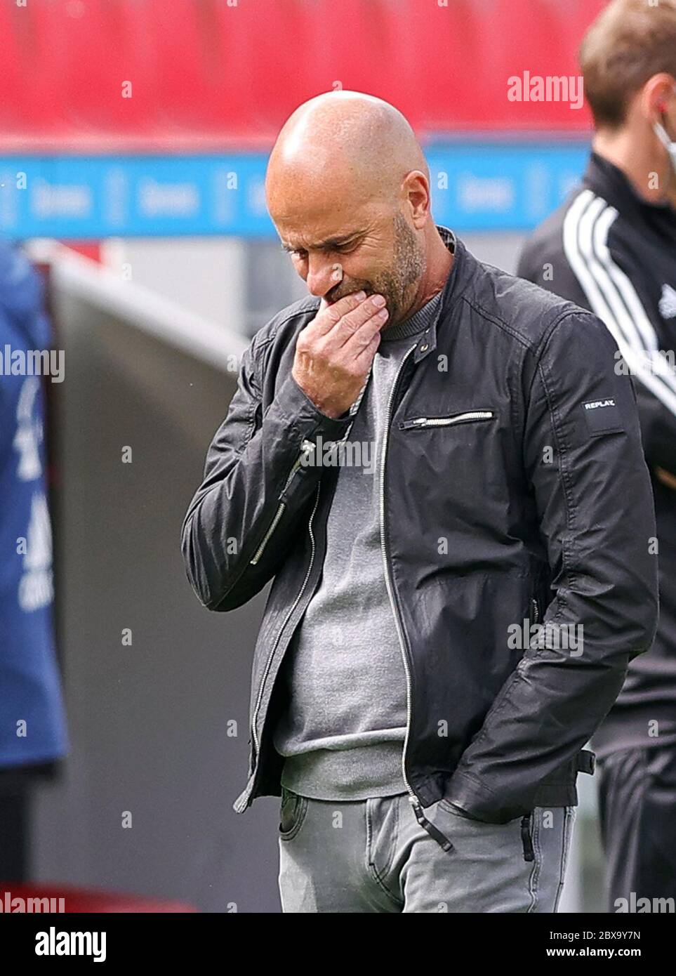 Leverkusen, Germania, 6 giugno 2020, Peter BOSZ, capofametro Leverkusen al 1.Bundesliga match BAYER 04 LEVERKUSEN - FC BAYERN MUENCHEN in stagione 2019/2020 am giorno 30. Foto: © Peter Schatz / Alamy Live News / Ralf Ibing/Firo/Pool - LE NORMATIVE DFL VIETANO L'USO DI FOTOGRAFIE come SEQUENZE DI IMMAGINI e/o QUASI-VIDEO - Agenzie di Notizie nazionali e internazionali FUORI uso editoriale Foto Stock