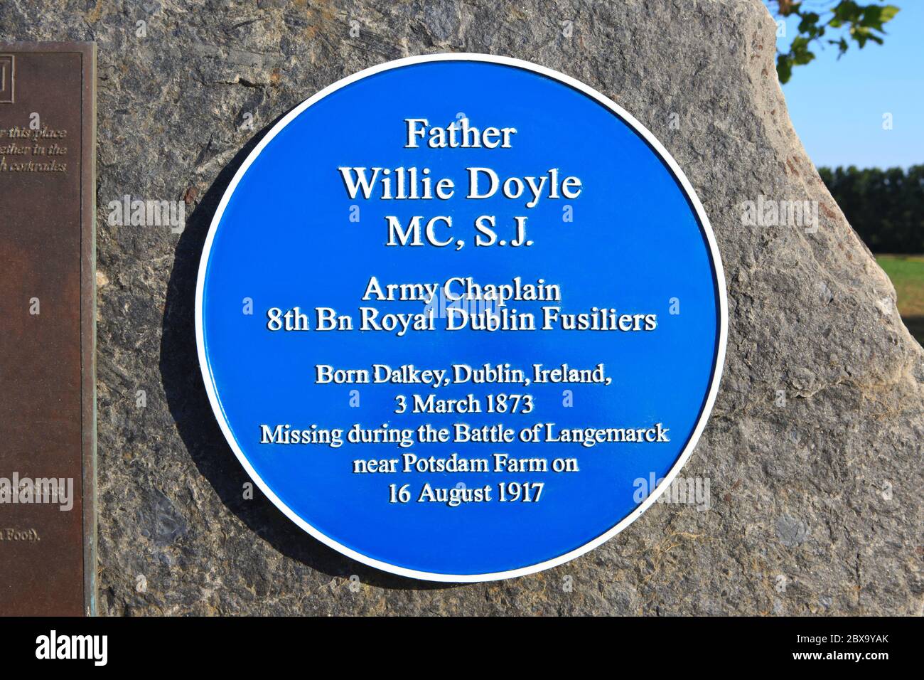 Targa a Padre Willie Doyle (1873-1917) dei Royal Dublin Fusiliers, che morì durante la prima guerra mondiale durante la battaglia di Passchendaele vicino a Ypres, Belgio Foto Stock