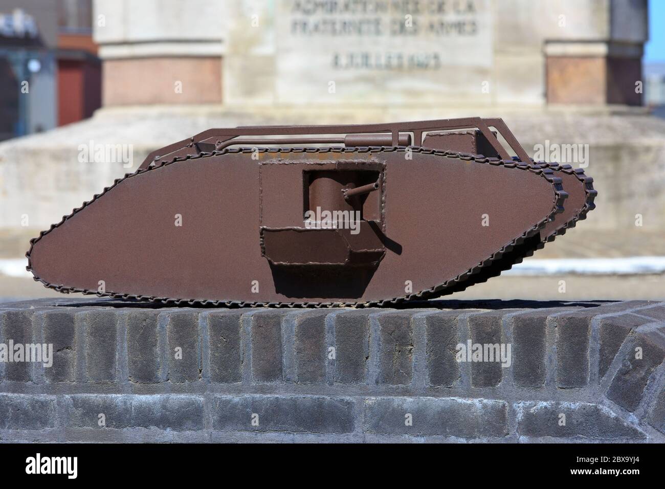 Primo piano di una replica in scala di un carro armato Mark i al Monumento ai carri armati salienti della prima guerra mondiale a Poelkapelle-Langemark, Belgio Foto Stock