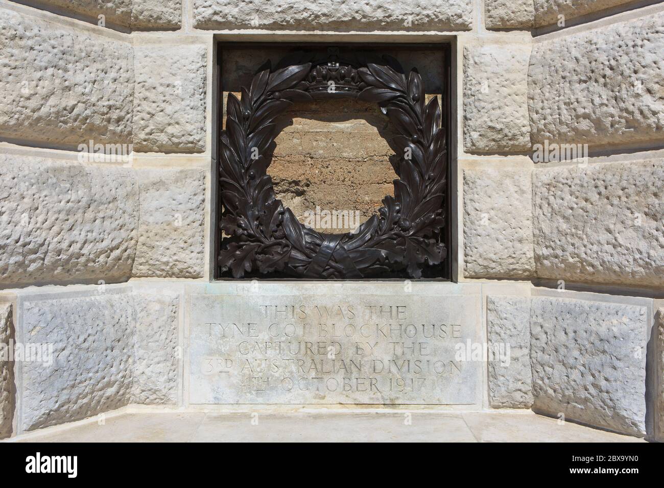 Primo piano ai piedi della Croce del sacrificio costruita su una scatola di pillole tedesca al cimitero di Tyne Cot (1914-1918) a Zonnebeke, Belgio Foto Stock