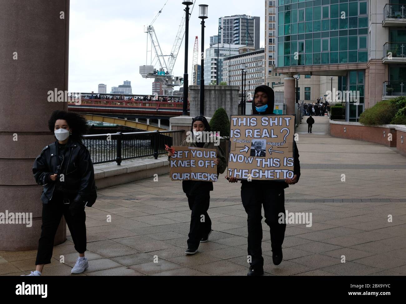 I dimostranti Black Lives Matter a Londra attraversano il ponte Vauxhall e dirigano l'ambasciata degli Stati Uniti Foto Stock
