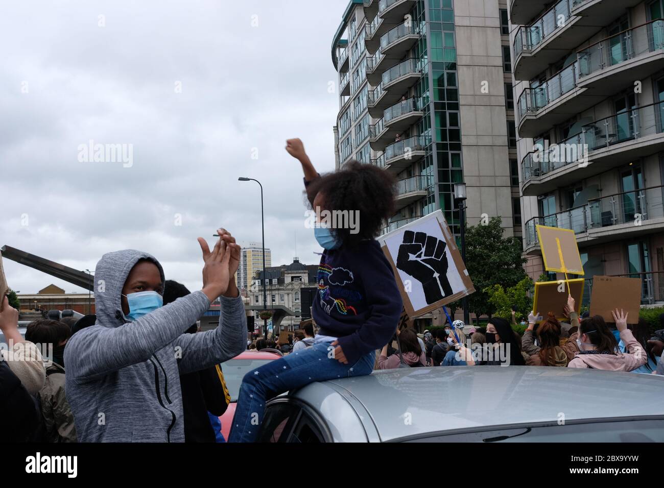 I dimostranti Black Lives Matter a Londra attraversano il ponte Vauxhall e dirigano l'ambasciata degli Stati Uniti Foto Stock