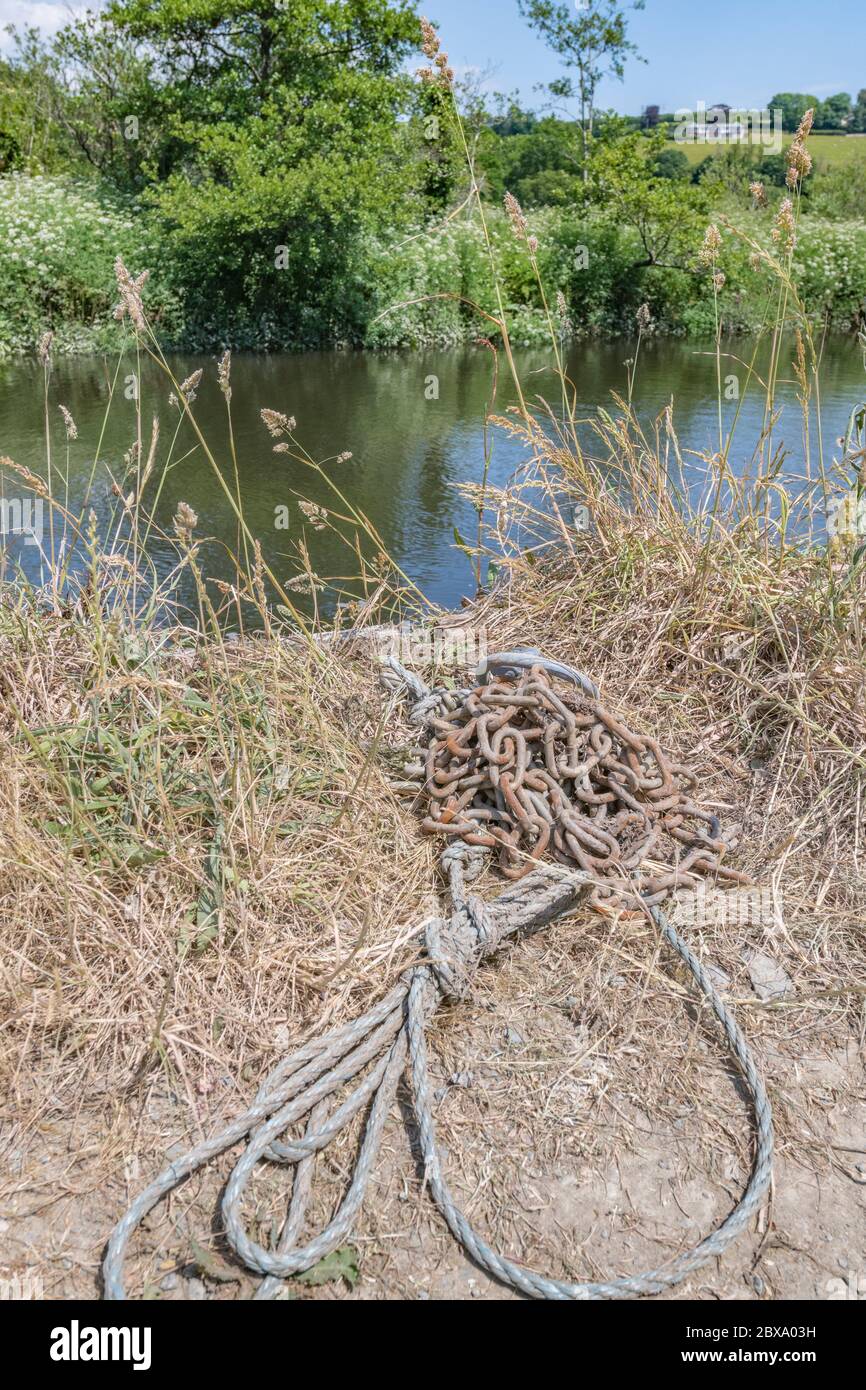 Funi ormeggio barche avvolte sul lato della banchina di un fiume. Nautica da metafora, attività all'aperto, vela. Foto Stock