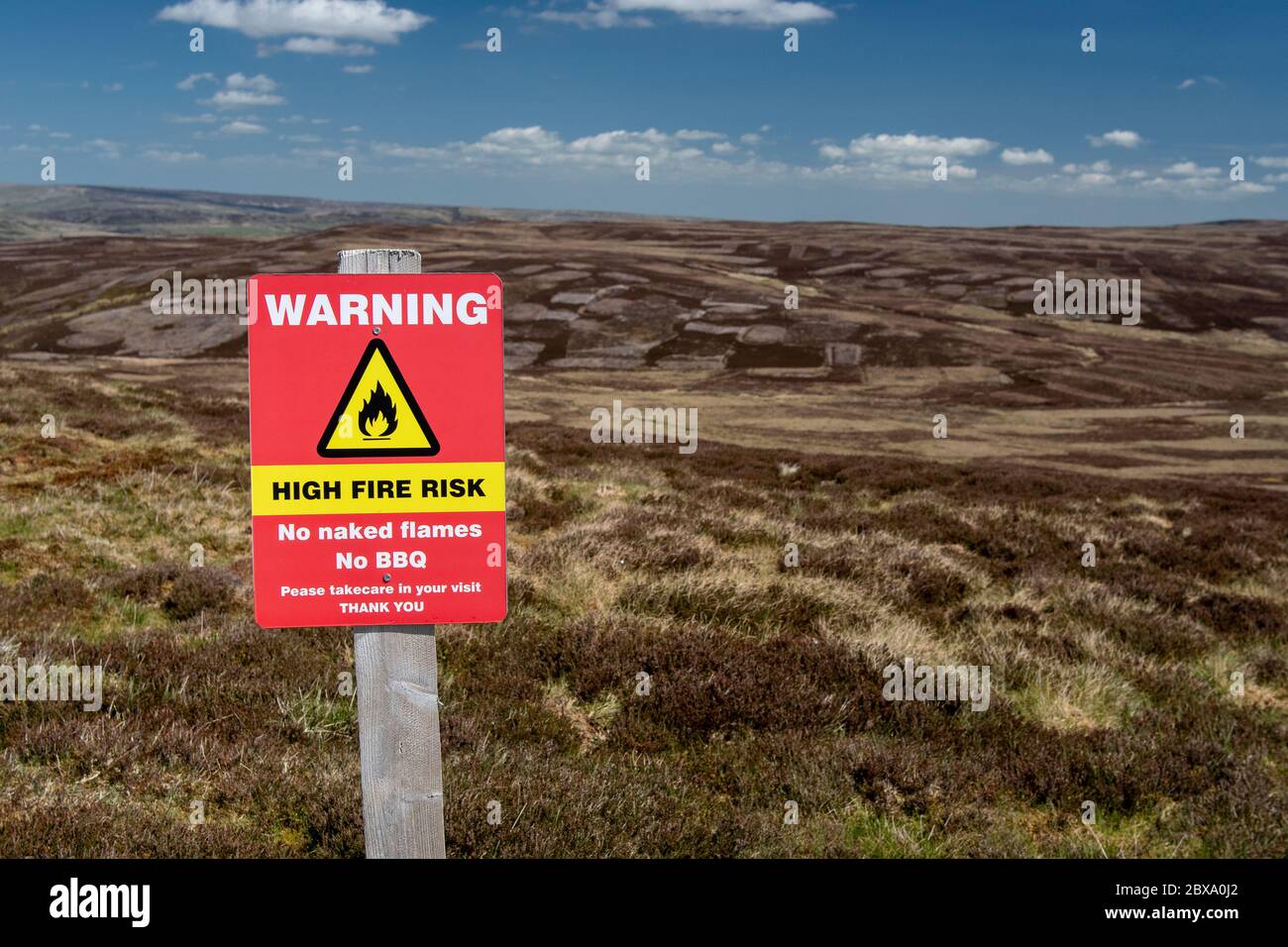 Rischio di incendio che si manifesti su un fossato dopo una molla asciutta. Yorkshire Dales, Regno Unito. Foto Stock