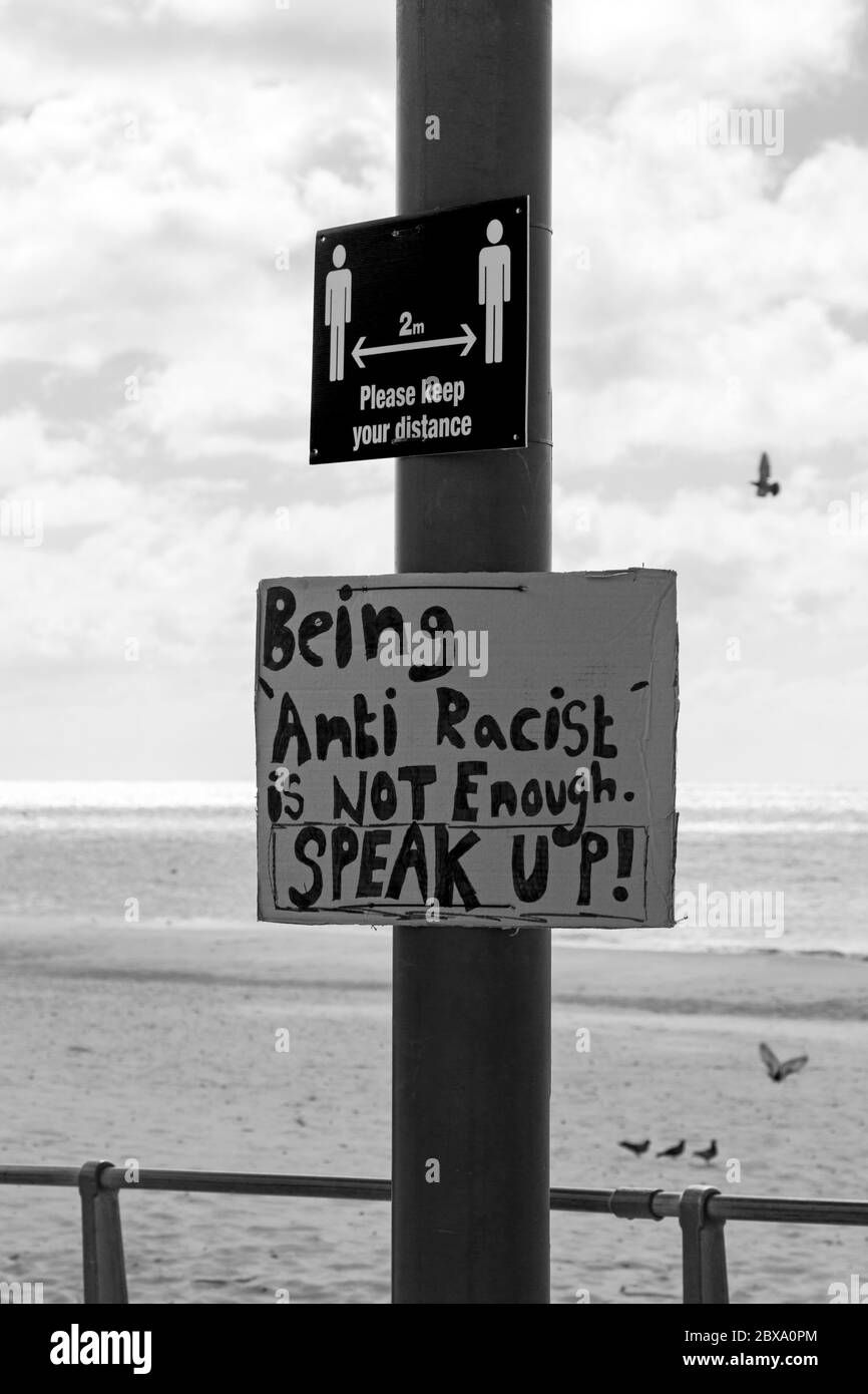 Essere antirazzista non basta. Speak Up Sign for Black Lives Matter, BLM, protesta anti razzismo a Bournemouth, Dorset UK nel mese di giugno Foto Stock