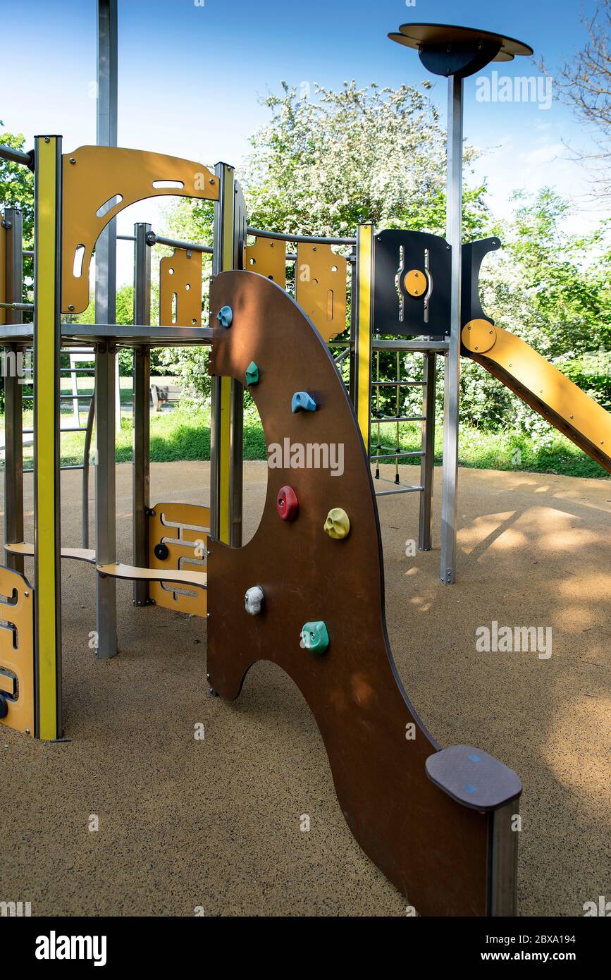 Colorato parco giochi all'aperto per bambini Foto Stock