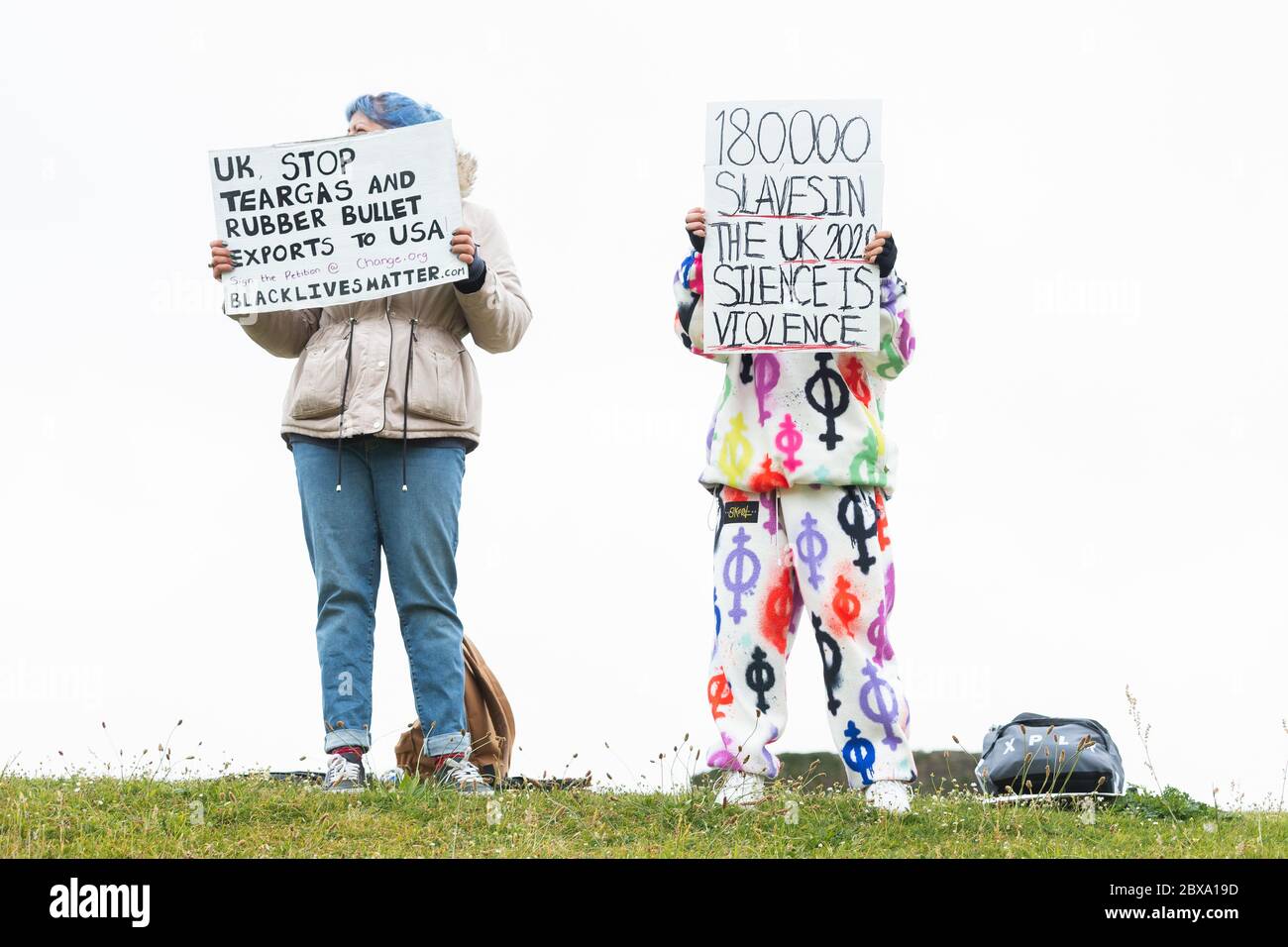 Le vite nere contano la protesta fuori del castello di Caerphilly. Galles, Regno Unito. 6 Giugno 2020. Foto Stock