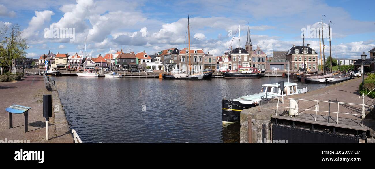 0: Foto widescreen con paesaggio urbano del porto di Lemmer a Friesland, Paesi Bassi, con yacht da diporto e barche a vela e cancello a serratura sulla destra Foto Stock