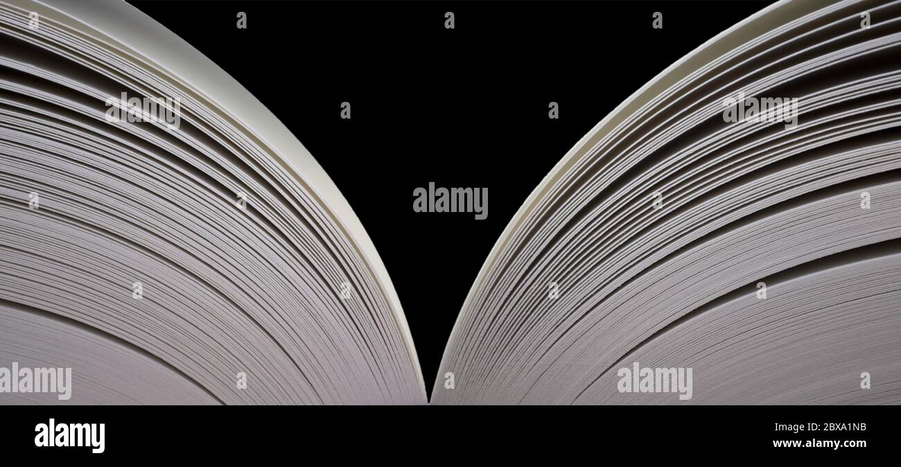 Aprire il libro con le pagine aperte su entrambi i lati. Immagine ampia, isolata in nero Foto Stock