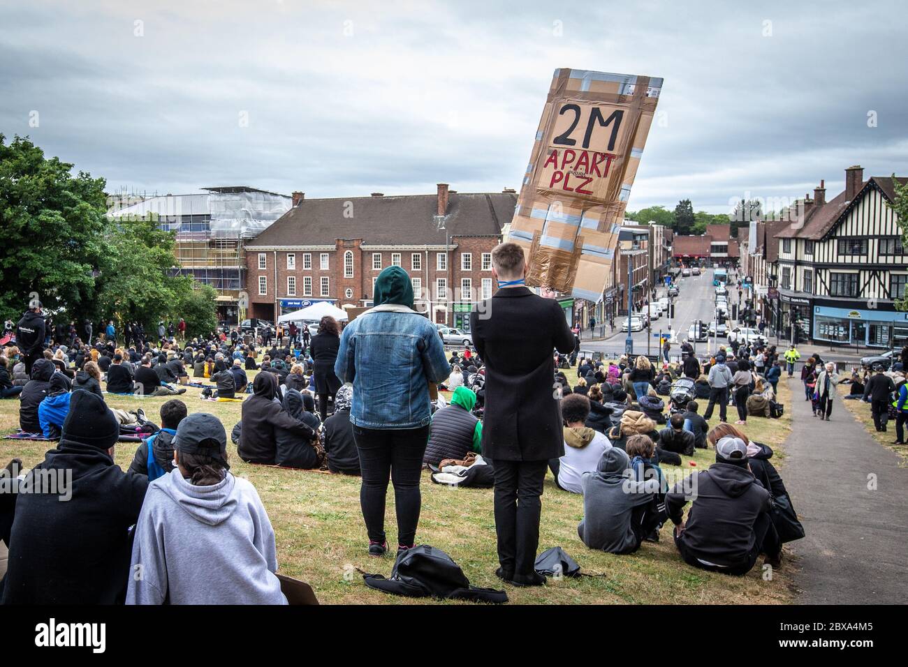 Manifestanti e dimostranti si riuniscono per BLM, Black Lives, protesta e rally a Hill in Hitchin, Hertfordshire, Regno Unito Foto Stock