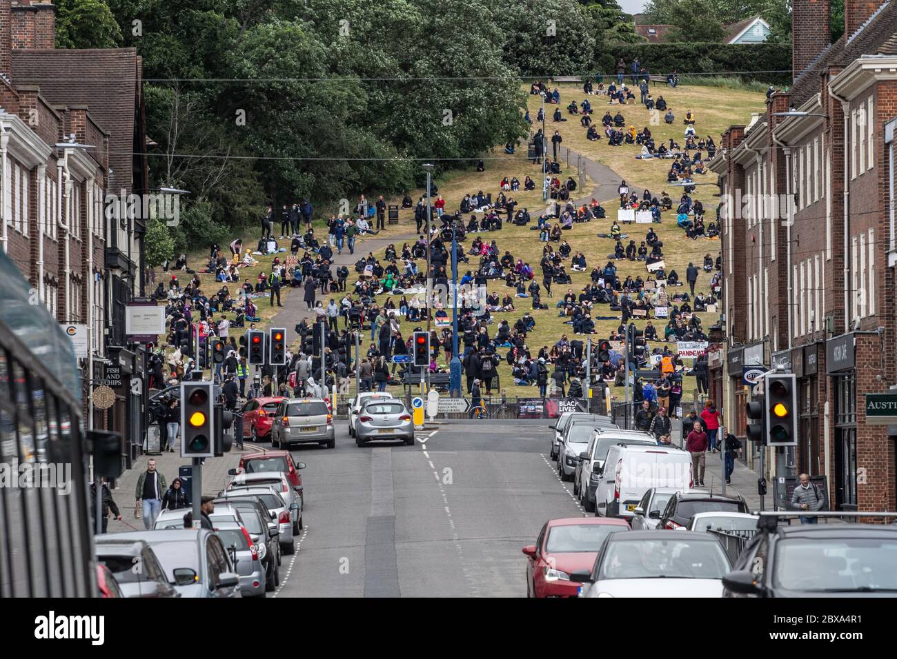 Manifestanti e dimostranti si riuniscono per BLM, Black Lives, protesta e rally a Hill in Hitchin, Hertfordshire, Regno Unito Foto Stock