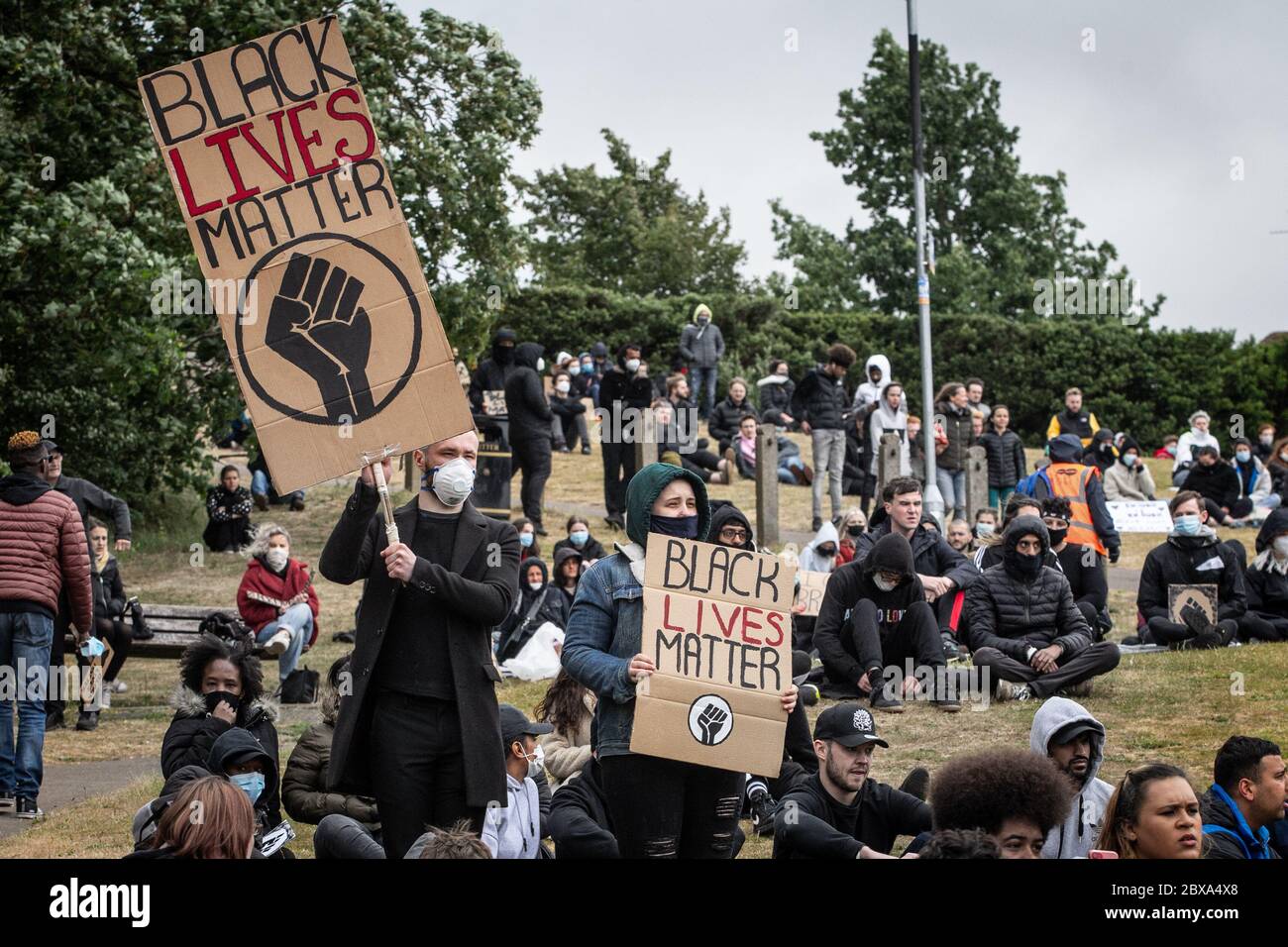 Manifestanti e dimostranti si riuniscono per BLM, Black Lives, protesta e rally a Hill in Hitchin, Hertfordshire, Regno Unito Foto Stock