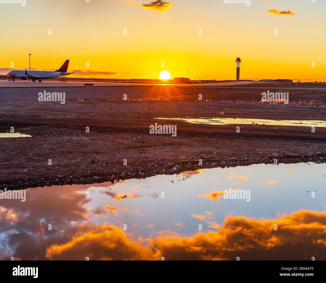 Boise, Idaho, Stati Uniti d'America - 30 marzo 2019 : il sole tramonta su una rampa di linea aerea quasi sterile a Boise, Idaho Foto Stock
