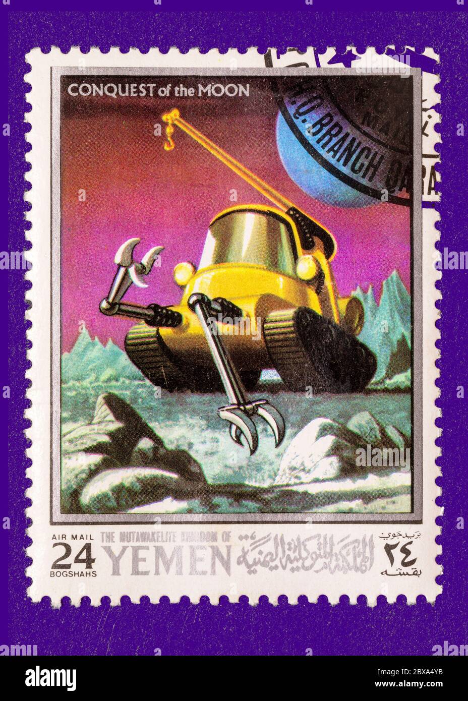 Vintage annullato francobollo dal Yemen circa 1969. Presenta scene di viaggio spaziale della serie conquista della luna. Foto Stock
