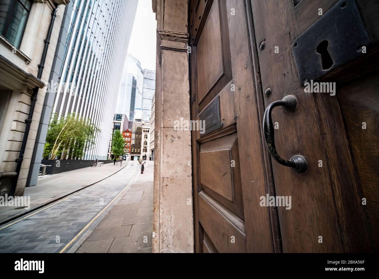 Vecchia strada acciottolata nella città di Londra Foto Stock
