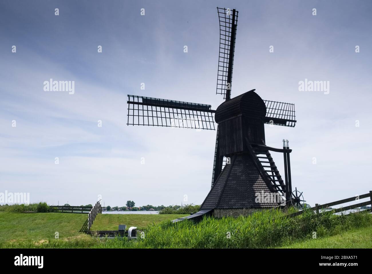 Il mulino Dorismooltsje è un mulino a vento di Oudega, nel comune di Súdwest-Fryslân, nei Paesi Bassi. Il mulino è un mulino di testa di ragno Foto Stock