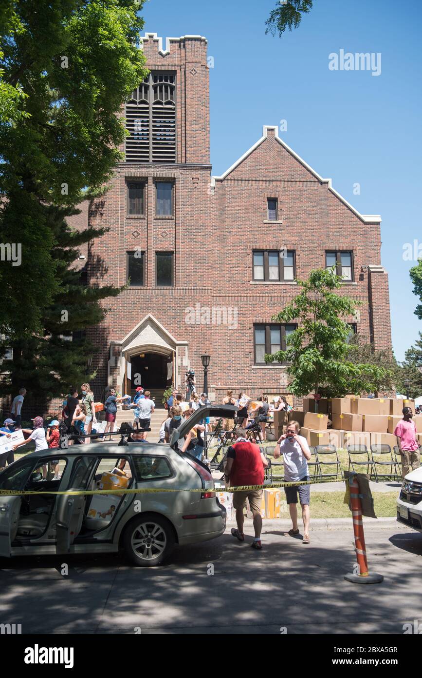Santa Trinità Luterana Chiesa, vicino al luogo delle proteste di George Floyd, ha organizzato per distribuire cibo e forniture domestiche ai bisognosi. Foto Stock
