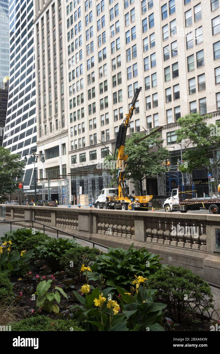 Il personale di costruzione e la gru costruendo un quadro per un ponte sul marciapiede sulla 42nd Street, New York, Stati Uniti Foto Stock