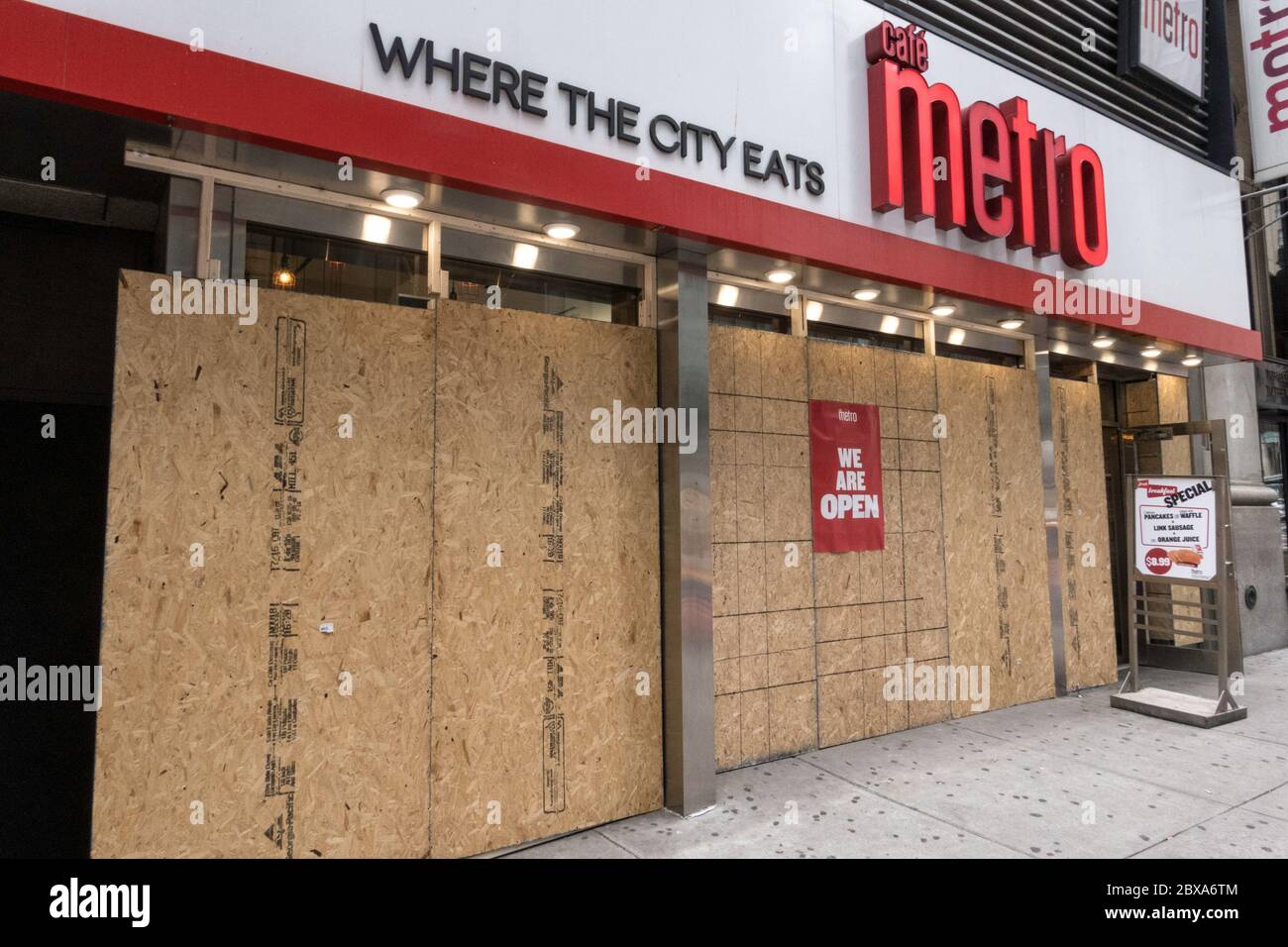 Le imprese di Midtown Manhattan sono tutte salite in risposta ai saccheggi, alle ribellazioni e ai vandalismi, giugno 2020, New York City, USA Foto Stock