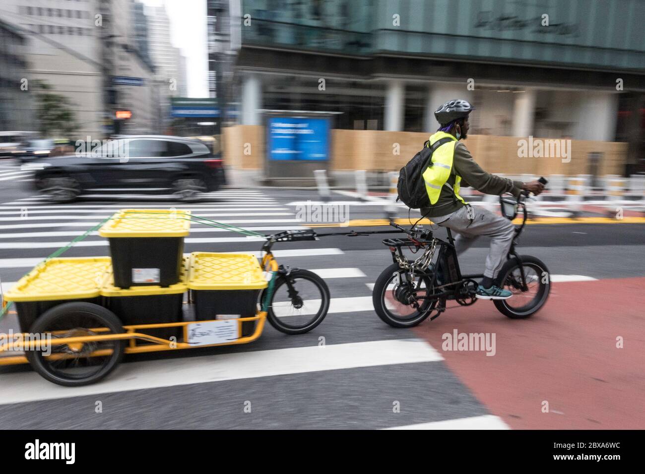 Il rimorchio carla Cargo con e-bike viene utilizzato per la consegna di cibo a Midtown Manhattan, New York City, USA Foto Stock