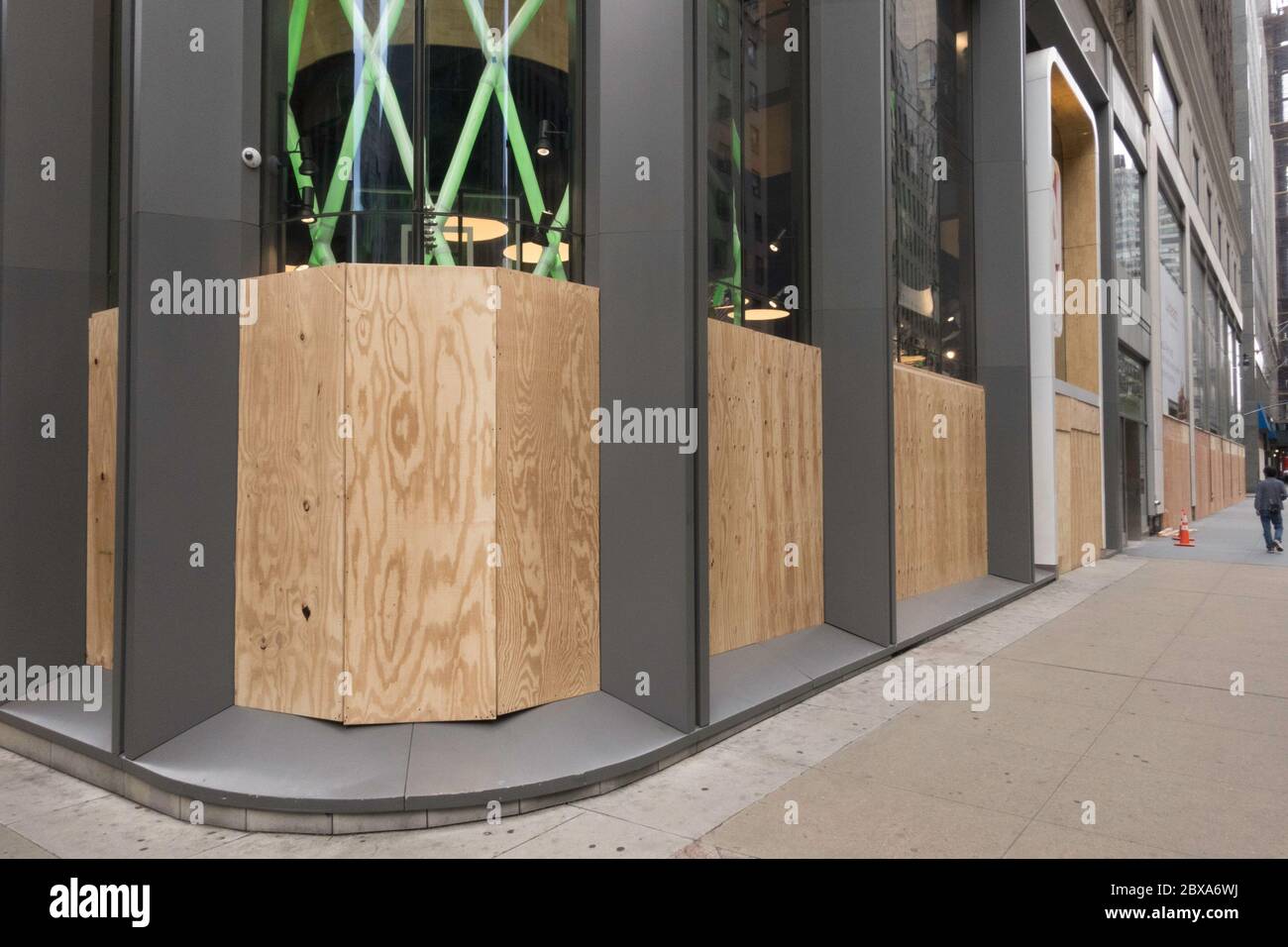 Le imprese di Manhattan sono tutte salite in risposta a saccheggi, saccheggi e vandalismo, giugno 2020, New York City, USA Foto Stock